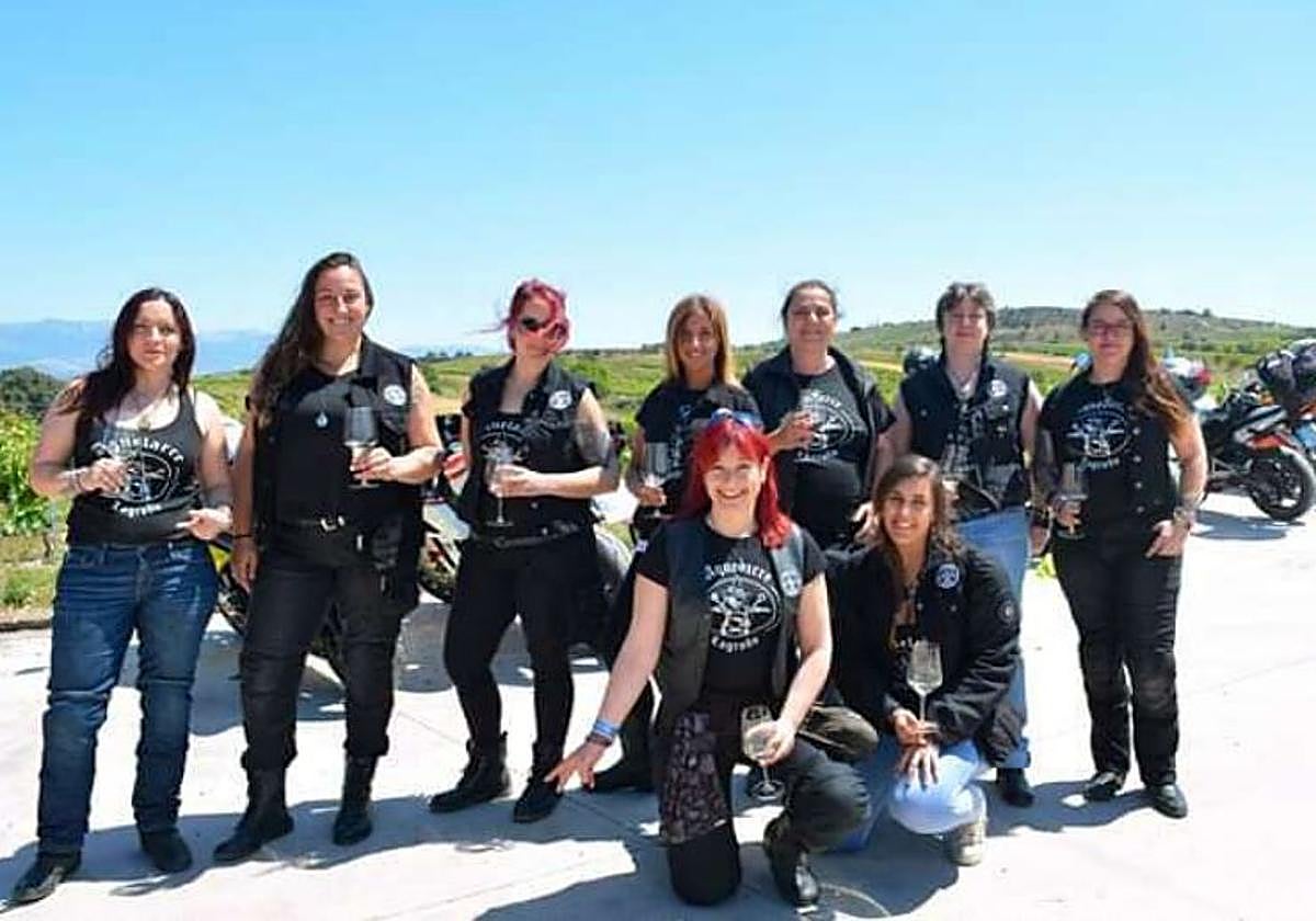 La asociación motera Aquelarre dona un monumento a la ruta de los Tres Valles