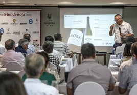 Fernando Costa, enólogo de Marques de Cáceres, presentando uno de sus vinos