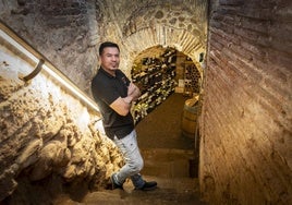 Wilmar, natural de Medellín, en la sala de vinos del establecimiento de Navarrete.