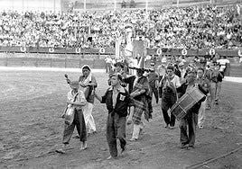 Grupo de peñistas desfilando por el ruedo de la plaza de Calahorra en 1957.