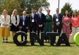 Capellán y Chivite, en el centro, con el resto de autoridades de La Rioja y Navarra, y responsables del CNTA y FUDin, que asistieron a la asamblea.