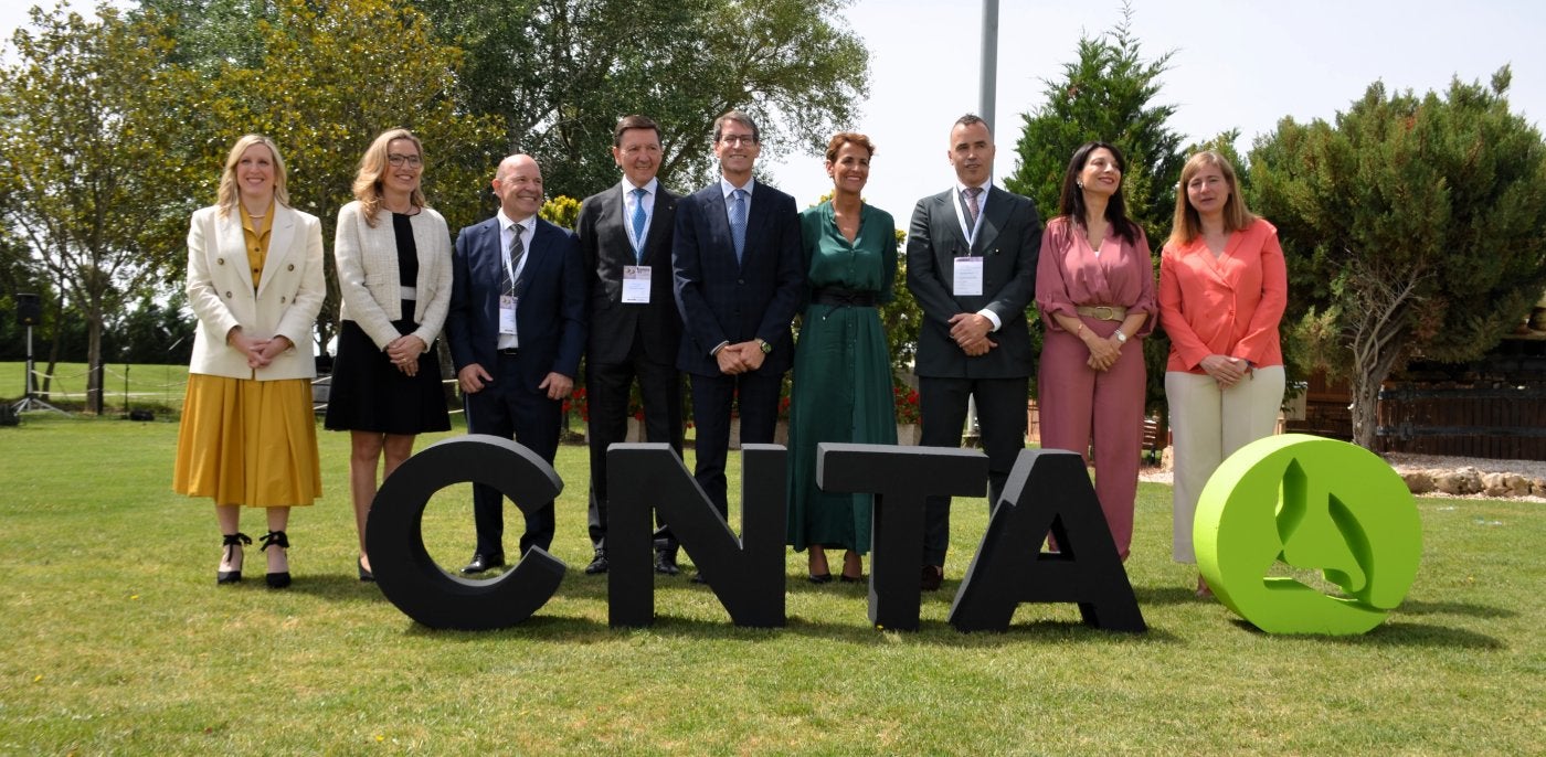 Capellán y Chivite, en el centro, con el resto de autoridades de La Rioja y Navarra, y responsables del CNTA y FUDin, que asistieron a la asamblea.