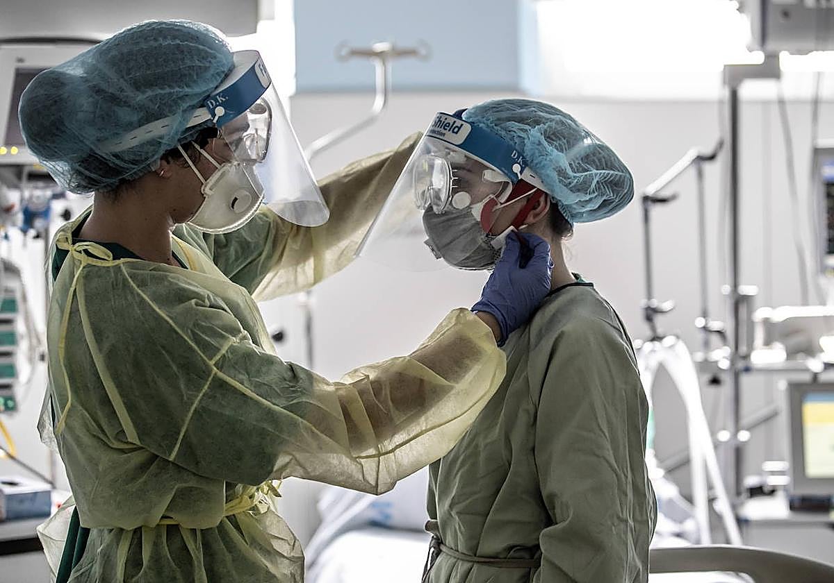 Personal sanitario en la UCI del San Pedro, durante los primeros meses de pandemia