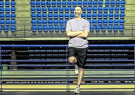 Miguel Ángel Velasco sonríe en una de las entradas a las gradas del Palacio de los Deportes.