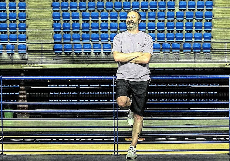 Miguel Ángel Velasco sonríe en una de las entradas a las gradas del Palacio de los Deportes.
