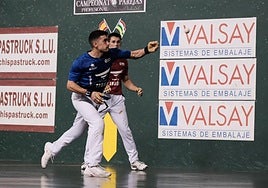 Víctor entra de zurda ante la mirada de Labaka.