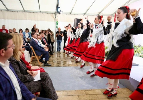 El tradicional pregón de Santa Coloma se celebró bajo una carpa por el mal tiempo.