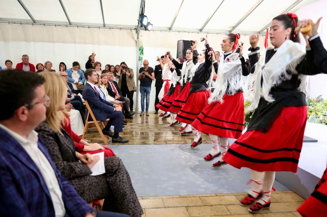 El tradicional pregón de Santa Coloma se celebró bajo una carpa por el mal tiempo.