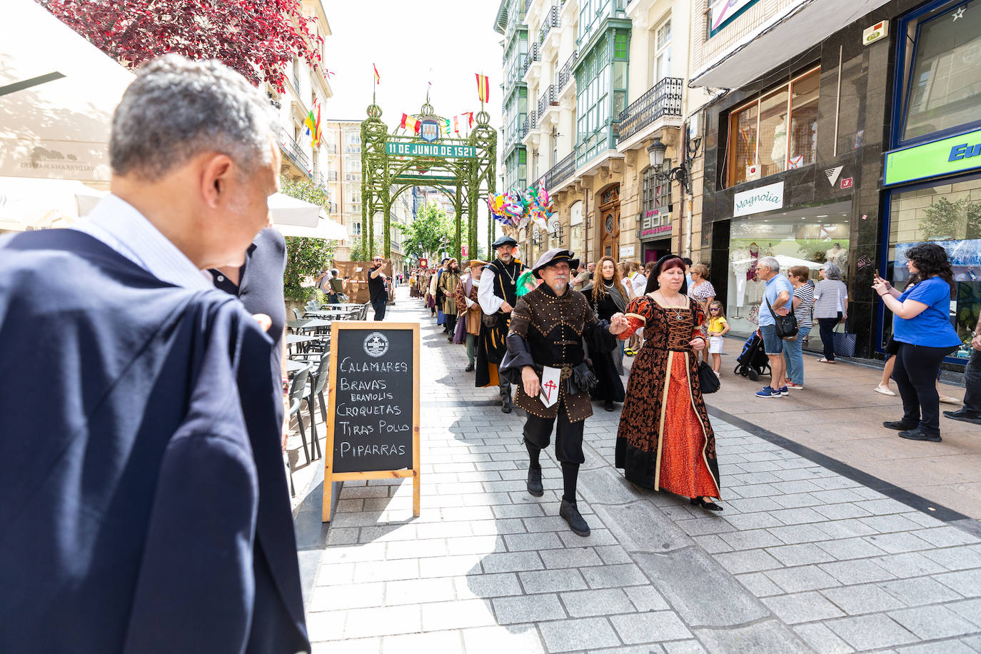 Desfile de Carlos V por las calles de Logroño