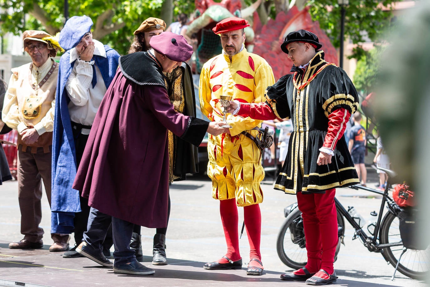 Desfile de Carlos V por las calles de Logroño