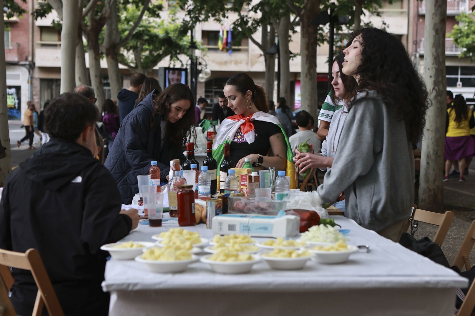 En la plaza del Ayuntamiento la peña La Unión ha montado sus puesto para la degustación