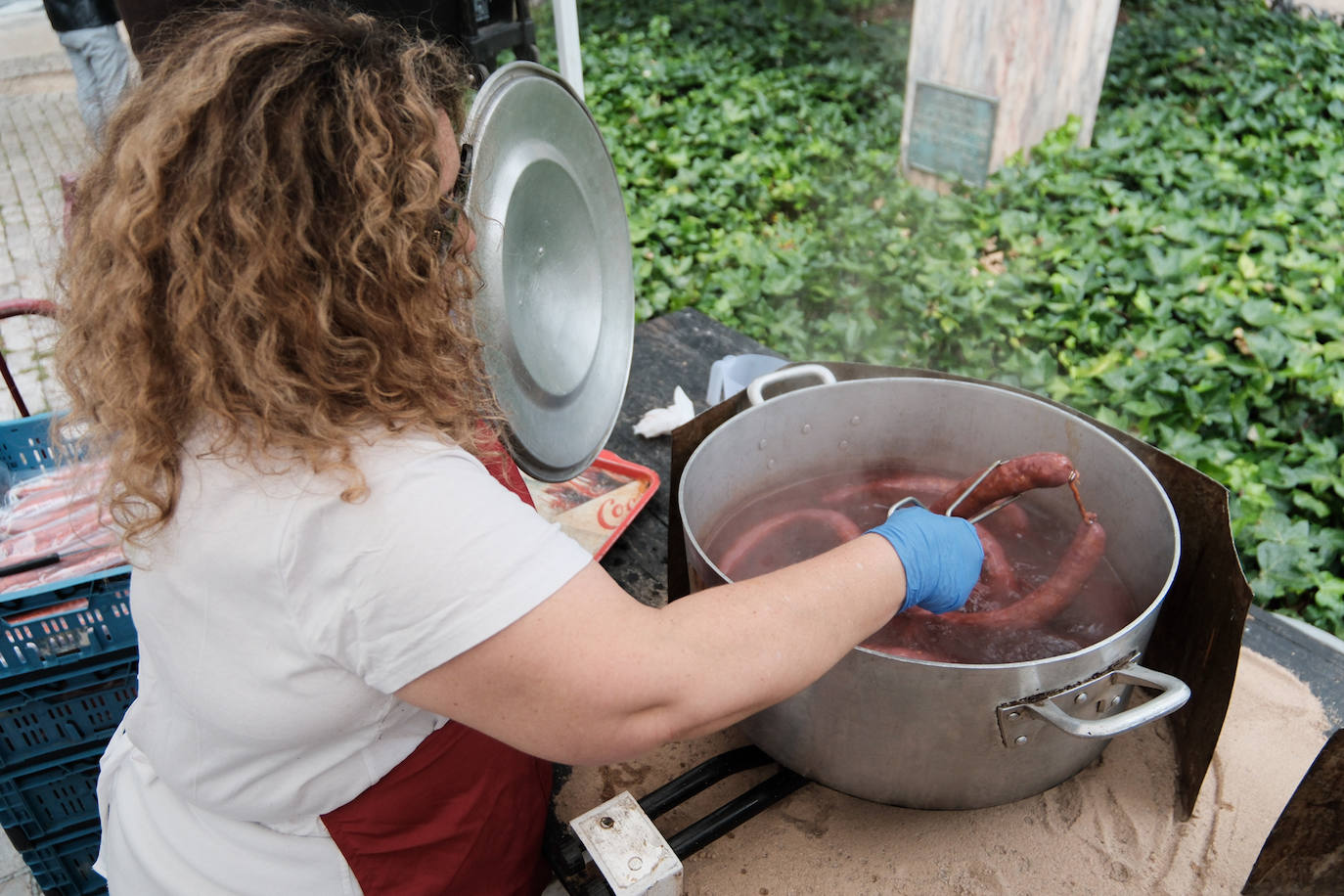 Degustación de chorizo en la Glorieta, a cargo de la peña La Alegría