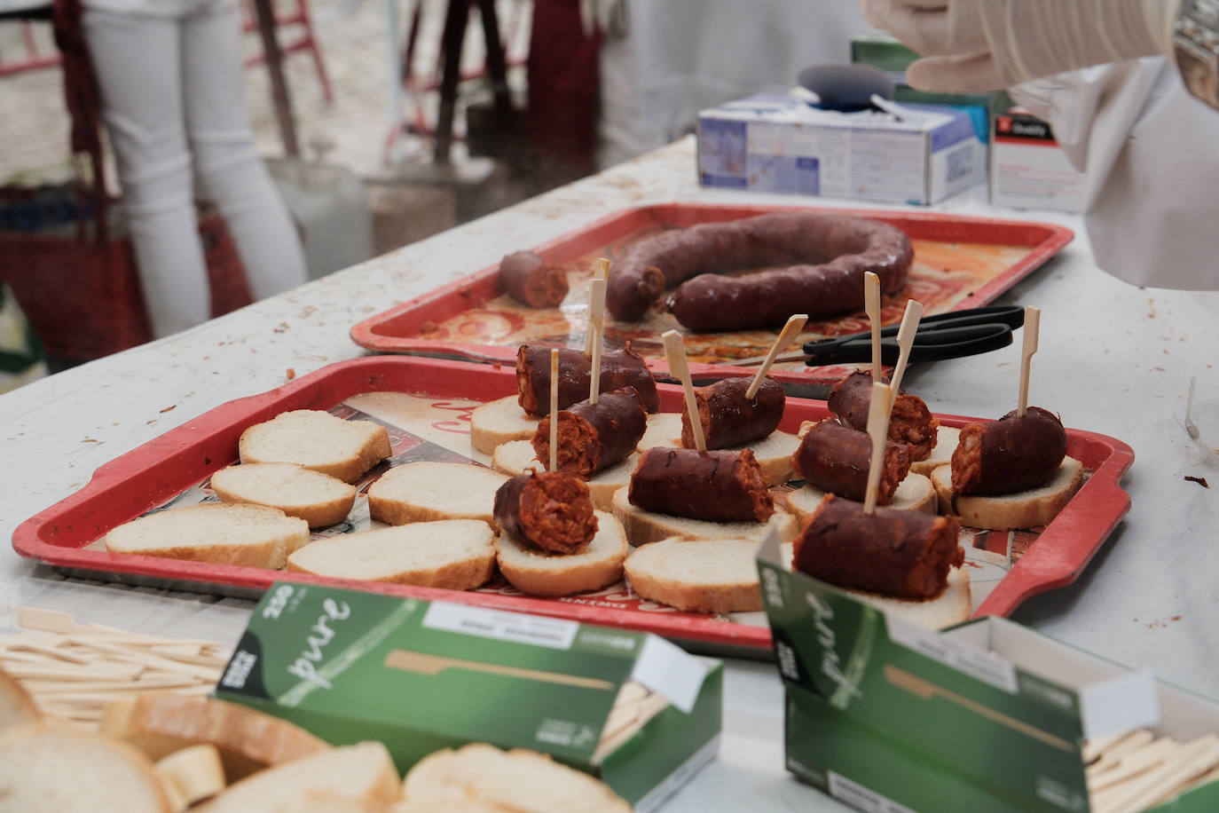 Degustación de chorizo en la Glorieta, a cargo de la peña La Alegría