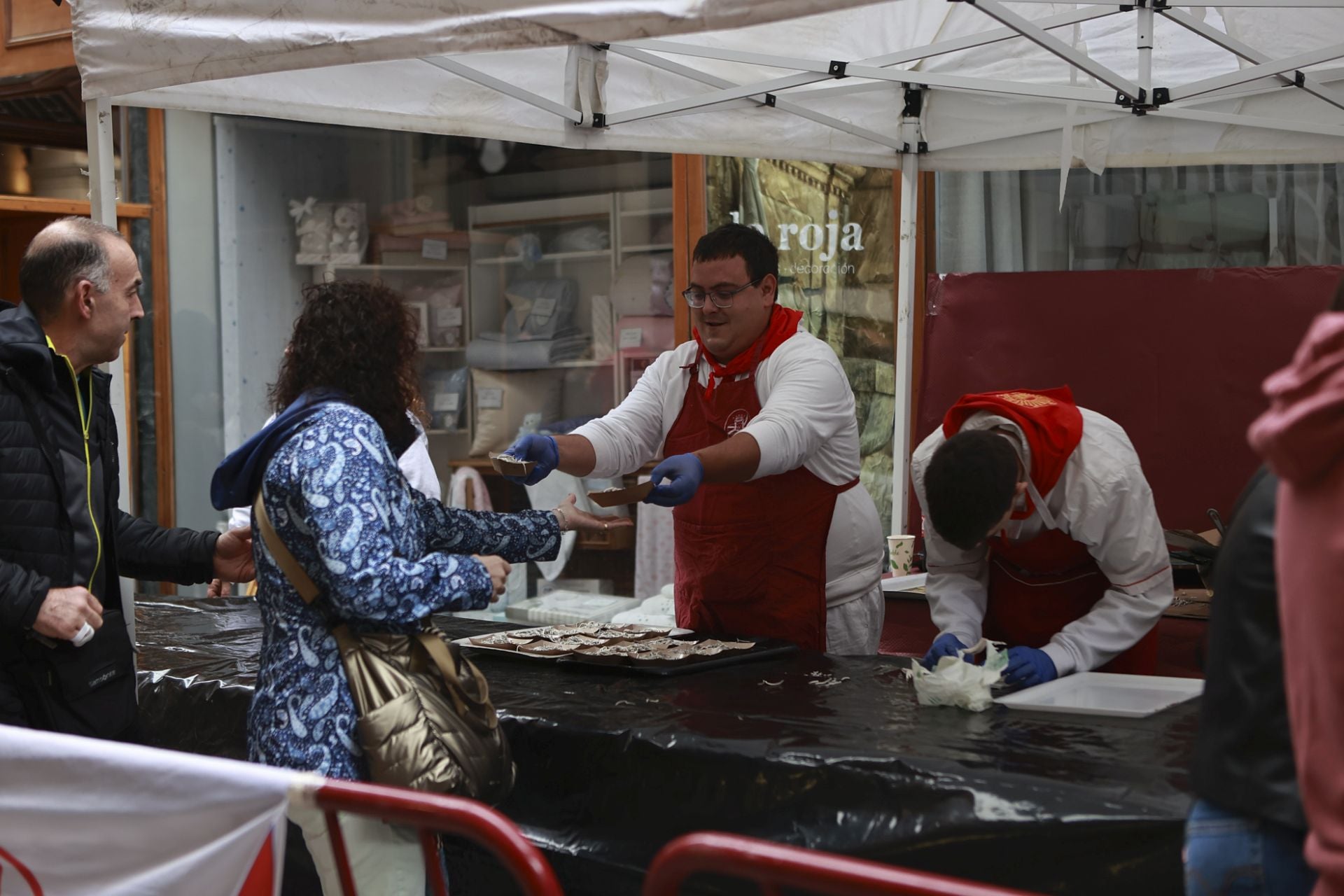 Degustación de gulas en la plaza Martínez Zaporta, de la peña Simpatía