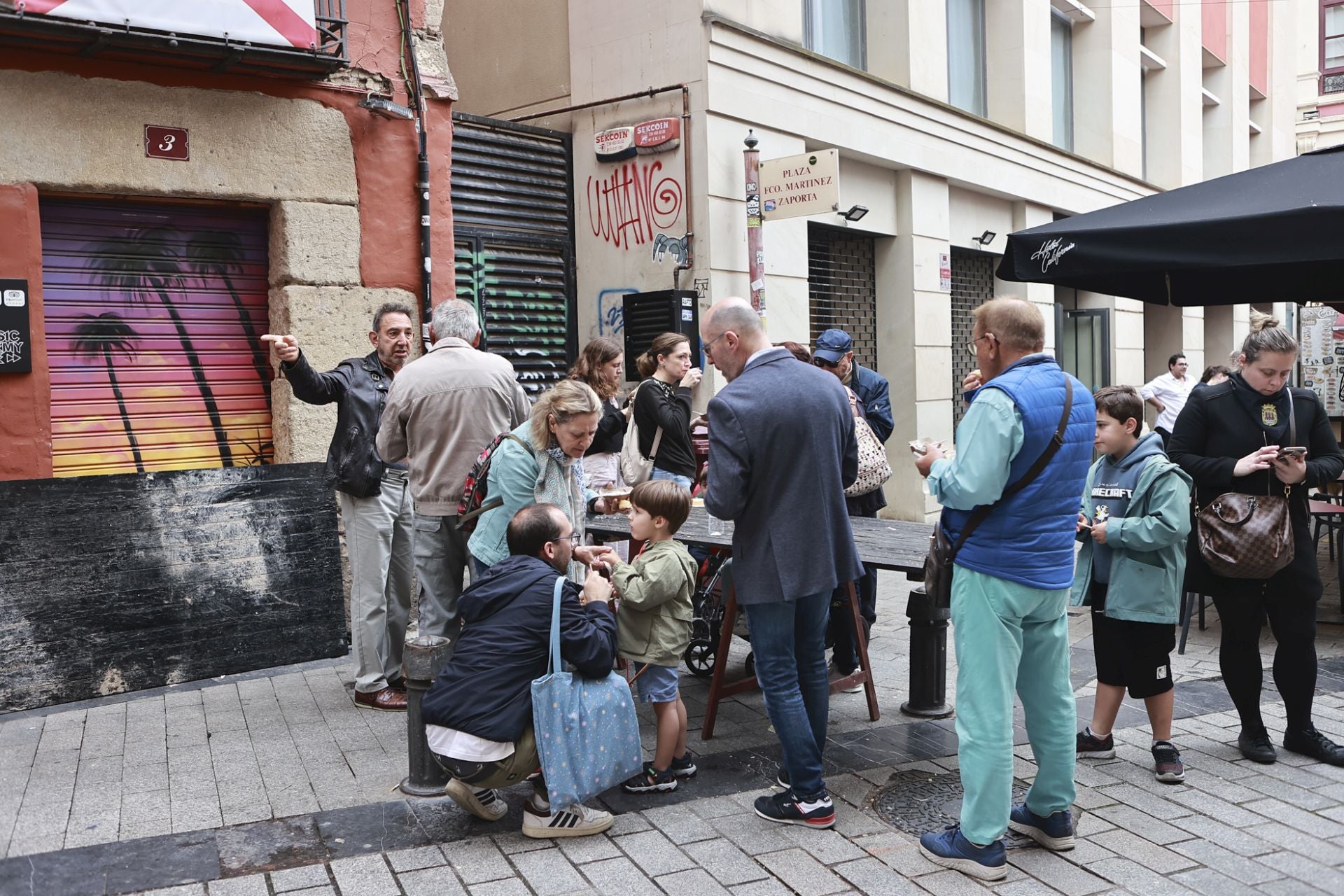 Degustación de gulas en la plaza Martínez Zaporta, de la peña Simpatía