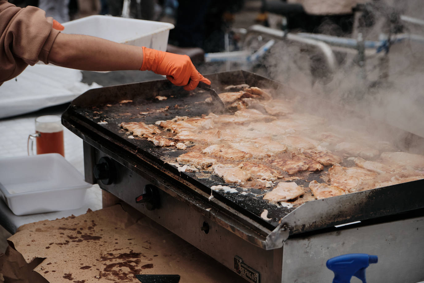 Degustación de panceta curada con pimientos. Peña Los Brincos