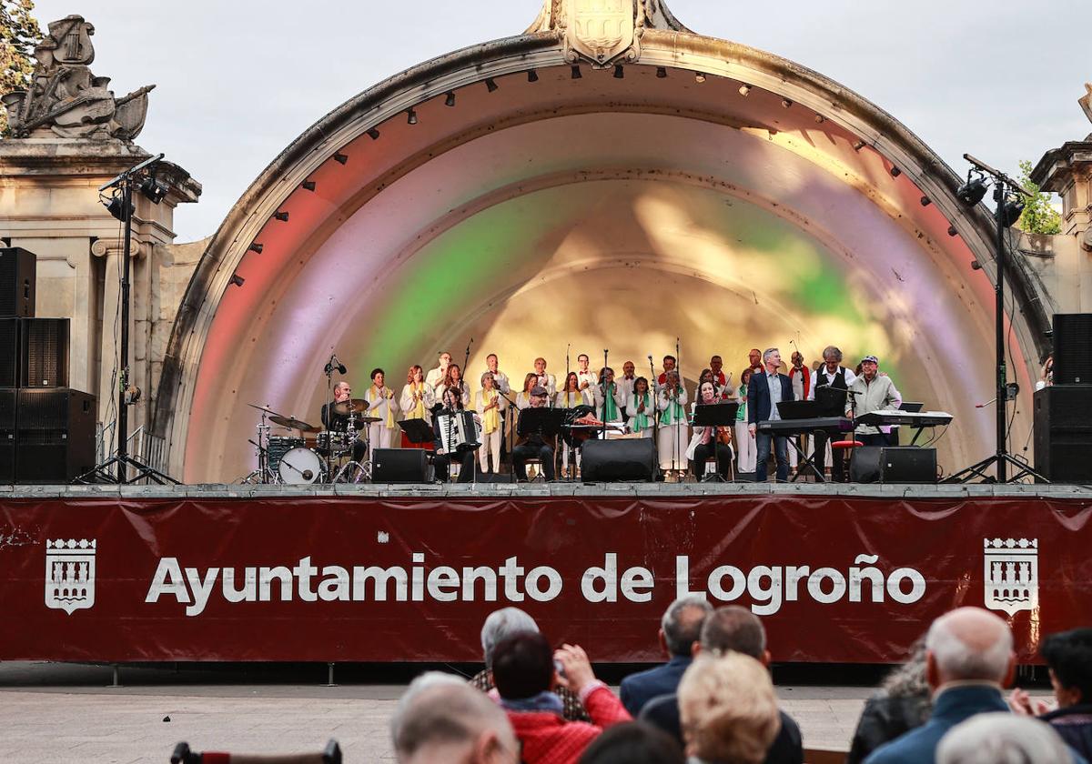 Momento en el que se ha intepretado el Himno a Logroño.