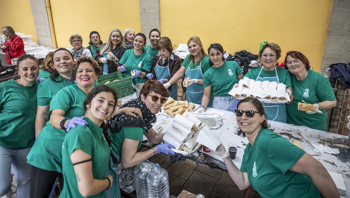 Degustación de bocatita de melva con pimientosen la Casa de Andalucía organizada por la Federación de Casas Regionales.