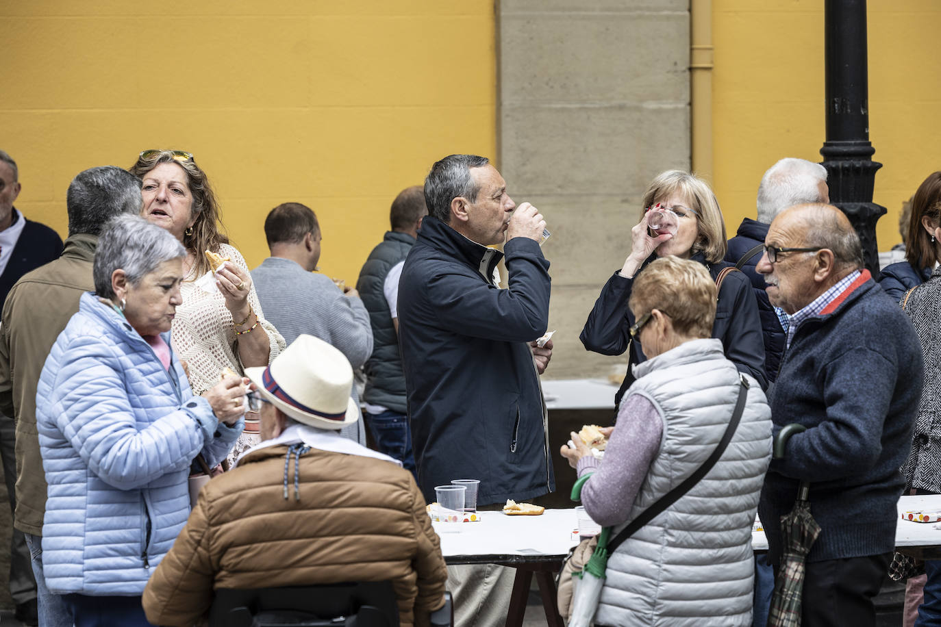 Degustación de bocatita de melva con pimientosen la Casa de Andalucía organizada por la Federación de Casas Regionales.