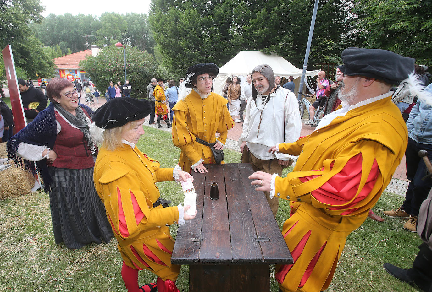 Recreación del campameto de la milicia logroñesa y desfiles por Logroño