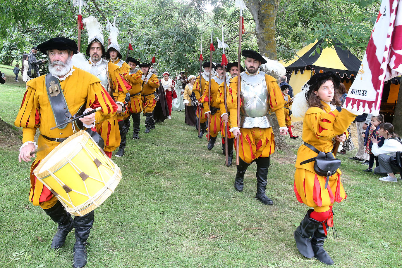 Recreación del campameto de la milicia logroñesa y desfiles por Logroño