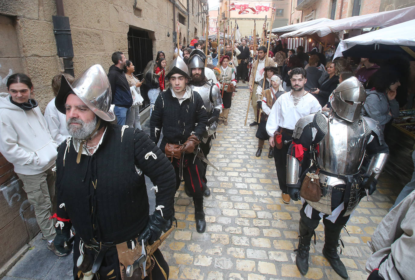 Recreación del campameto de la milicia logroñesa y desfiles por Logroño