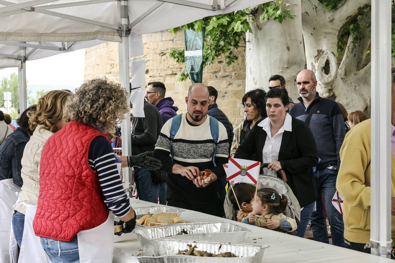 Logroño cumple con la tradición del reparto del pez