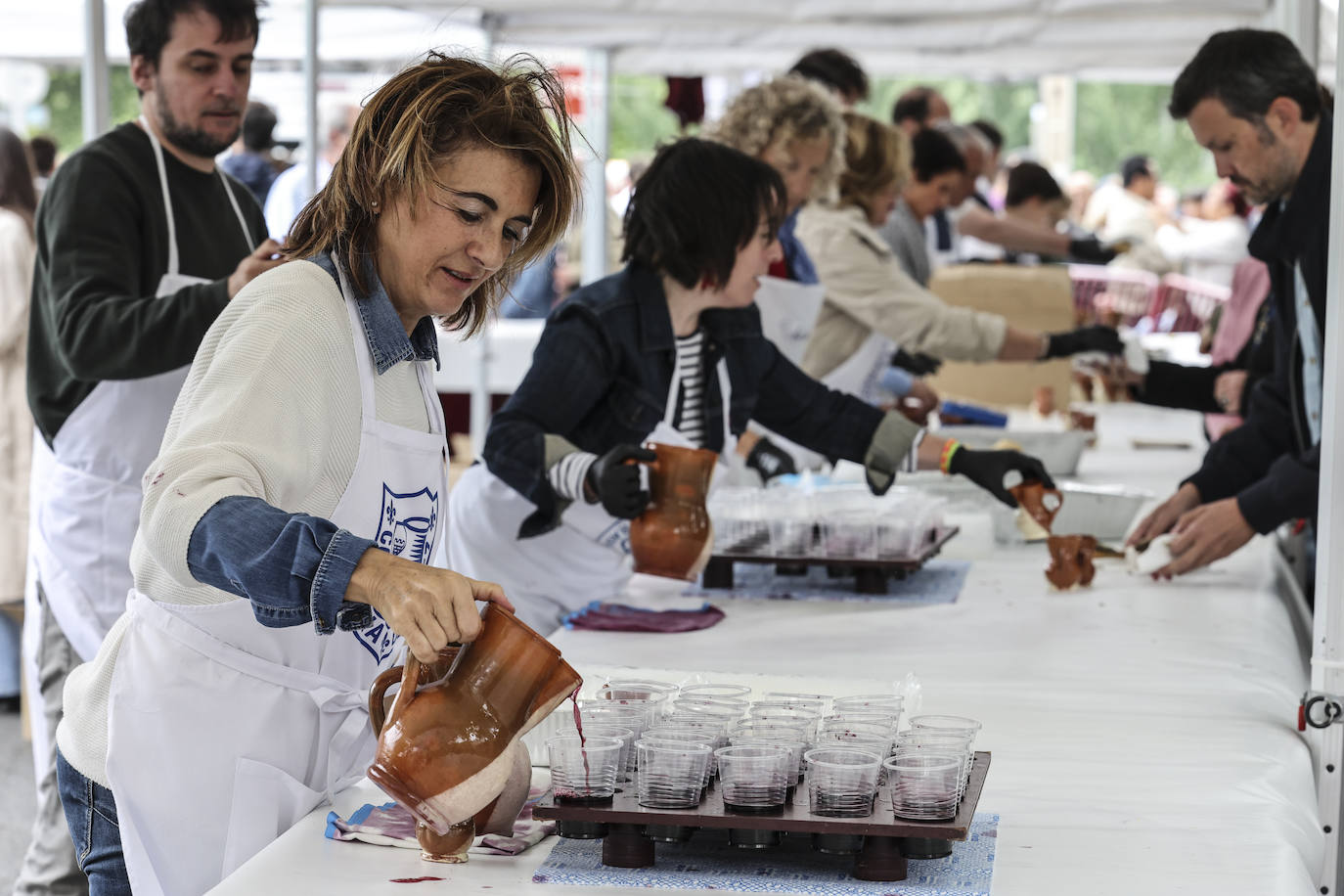 Logroño cumple con la tradición del reparto del pez