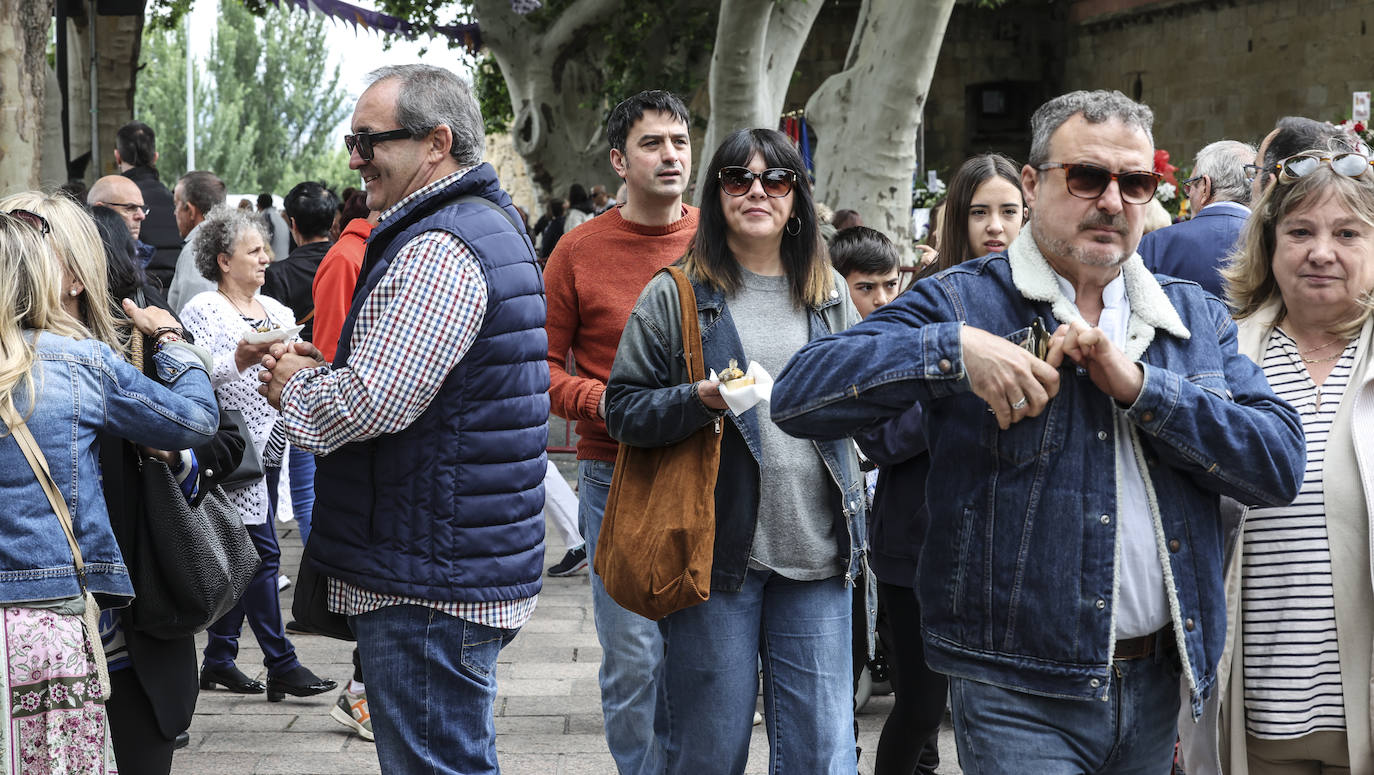 Logroño cumple con la tradición del reparto del pez