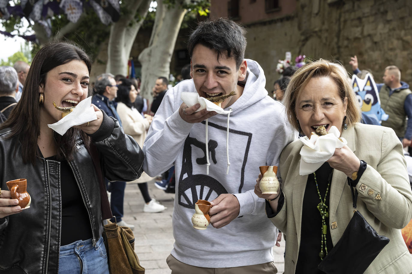 Logroño cumple con la tradición del reparto del pez