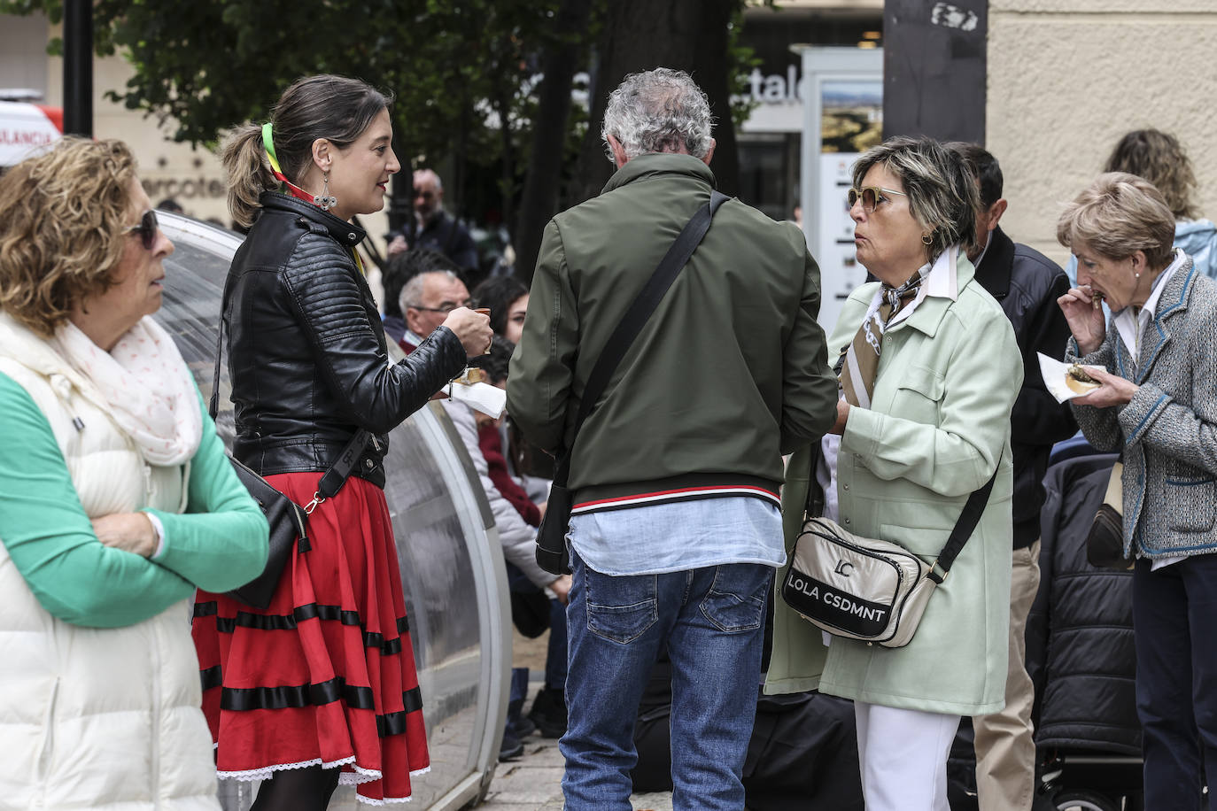 Logroño cumple con la tradición del reparto del pez