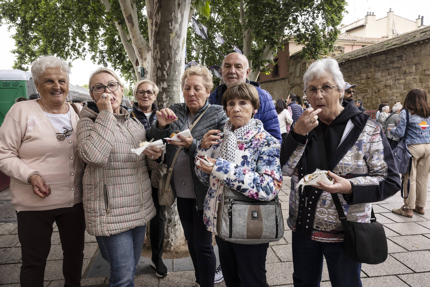 Logroño cumple con la tradición del reparto del pez