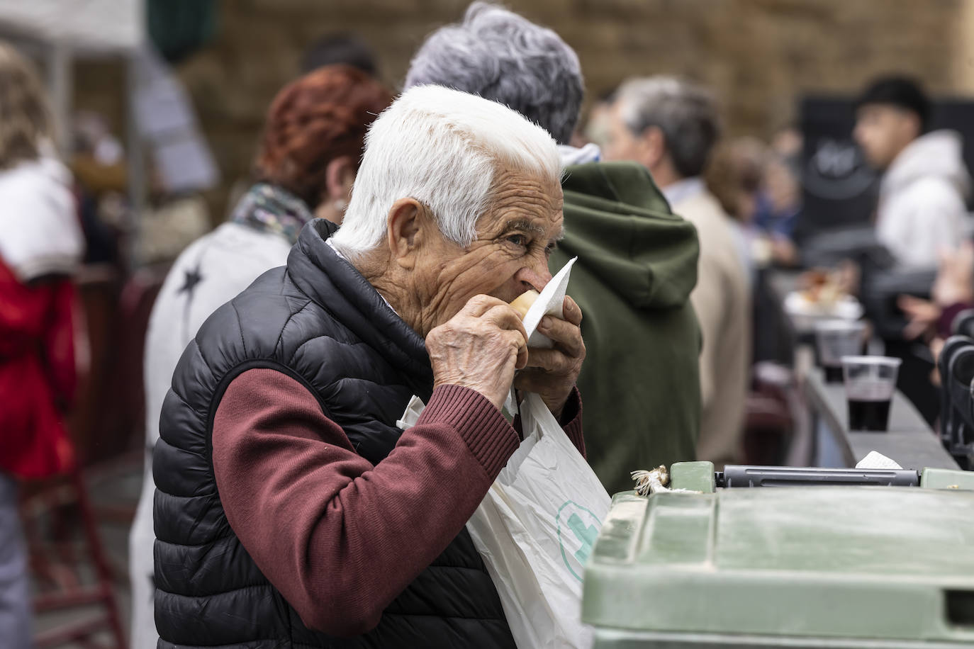 Logroño cumple con la tradición del reparto del pez