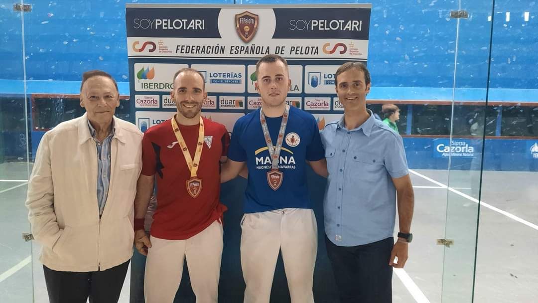 Garatea, de rojo, con el oro, junto a Gil.