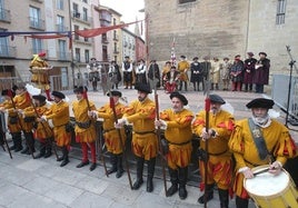 Desfile de Carlos V y entrega de la Flor de Lis, en imágenes