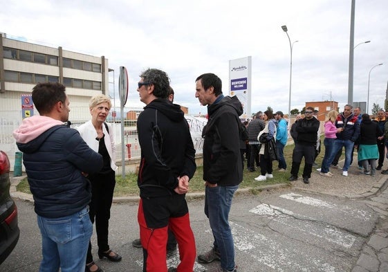 Yolanda González, alcaldesa de Viana, habla con representantes del comité de Mondelez en la primera jornada de la huelga indefinida.