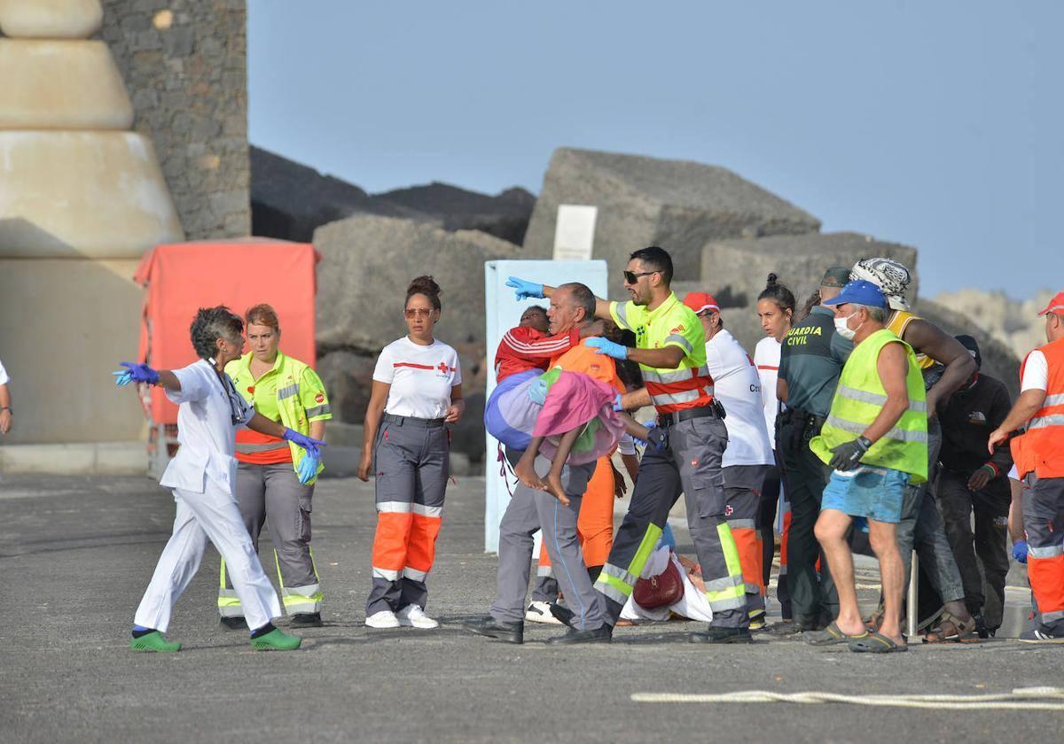 Servicios sanitarios atienden la llegada de menores en patera a Canarias.