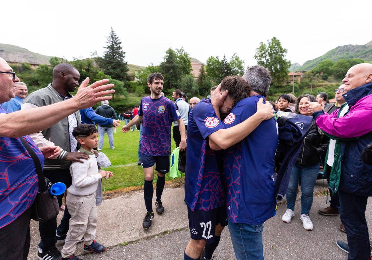 Varios jugadores del Anguiano se acercan emocionados al público tras ganar a la Oyonesa y clasificarse para la fase nacional.