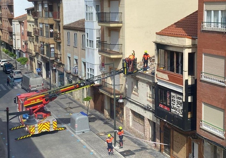 Actuación de los bomberos en la calle Cavas, en Calahorra.