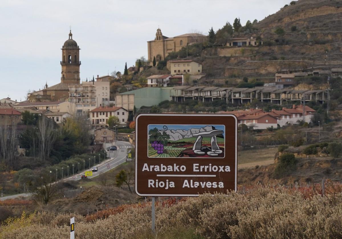 Cartel de Rioja Alavesa a la entrada a Labastida.