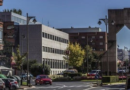 Rectorado de la UR y, al fondo de avenida de la Paz, sede de UNIR.