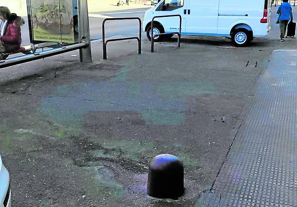 Bolardos «peligrosos para los peatones» en avenida de Burgos, hoy en La Guindilla.