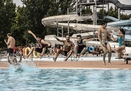 Unos usuarios disfrutan de la piscina de Las Norias el verano pasado.