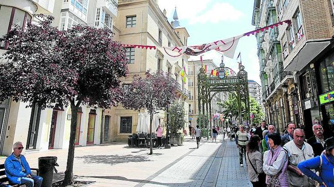 Imagen después - La fiesta siempre pasa bajo el arco