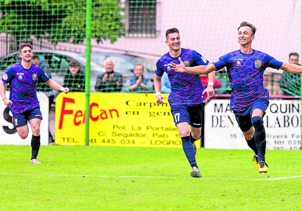 Voltarel, que se pierde este partido por sanción, celebra el primer gol del Anguiano en la eliminatoria regional contra la Oyonesa.