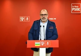 El diputado regional socialista Miguel González de Legarra, en la rueda de prensa.