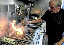 Bittor Arginzoniz, en plena faena, en su restaurante.