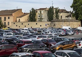 El entorno de la muralla del Revellín, rodeado de vehículos en los distintos aparcamientos de la zona