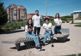 Valeria Villamor, junto a su tutor, Carlos Lorente, y sus compañeras Erika Jiménez y Raquel de Ángel, con los prototipos del proyecto HER.