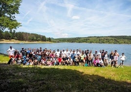 Las familias de Faro posan con los organizadores en el Club Náutico El Rasillo.